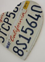 cuore-in-legno-con-due-targhe-della-california-sagomate-a-mano-315-x-30-cm