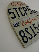 cuore-in-legno-con-due-targhe-della-california-sagomate-a-mano-315-x-30-cm