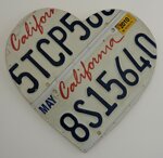 cuore-in-legno-con-due-targhe-della-california-sagomate-a-mano-315-x-30-cm