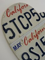 cuore-in-legno-con-due-targhe-della-california-sagomate-a-mano-315-x-30-cm