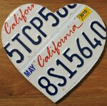 cuore-in-legno-con-due-targhe-della-california-sagomate-a-mano-315-x-30-cm