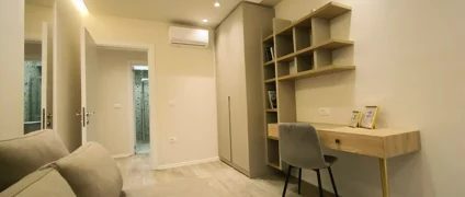 eyJhbCI6IkRob23rIG11bHRpZnVua3Npb25hbGUgbWUgcGFzcXly6yB06yBtYWRoZSBkaGUgbmRyaedpbSB06yBmc2hlaHVyIHHrIGtvcnJpZ2pvbiB0aHllcmpldCBlIG11cmV2ZS4iLCJlbiI6IkhvbWUgb2ZmaWNlIGNvcm5lciBpbnRlZ3JhdGVkIGJldHdlZW4gc3RydWN0dXJhbCBjb2x1bW5zIHRvIG1heGltaXplIHNwYWNlIGluIHRoZSBndWVzdCBiZWRyb29tLiJ9