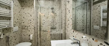 eyJhbCI6IkRldGFqIGkgZHVzaGl0IG7rIHR1YWxldCBrdSB0cmFyaSBpIHRhdmFuaXQg63NodOsgaW50ZWdydWFyIG7rIGFya2l0ZWt0dXLrbiBlIGFtYmllbnRpdC4iLCJlbiI6IlNob3dlciBkZXRhaWwgd2hlcmUgdGhlIHN0cnVjdHVyYWwgYmVhbSBpcyBzZWFtbGVzc2x5IGludGVncmF0ZWQgaW50byB0aGUgY2VpbGluZyBhcmNoaXRlY3R1cmUuIn0=