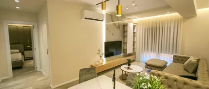 eyJhbCI6IlBhbWplIG5nYSB6b25hIGUgbmdy625pZXMgbWUgYm9pc2VyaWUgbW9kZXJuZSBkaGUgaW50ZWdyaW0gdOsga29sb25hdmUgc3RydWt0dXJvcmUgbusgZGl6YWpuaW4gZSBpbnRlcmllcml0IiwiZW4iOiJEaW5pbmcgYXJlYSB3aXRoIG1vZGVybiB3b29kIHBhbmVsaW5nIGFuZCBzZWFtbGVzcyBpbnRlZ3JhdGlvbiBvZiBzdHJ1Y3R1cmFsIGNvbHVtbnMgaW50byB0aGUgaW50ZXJpb3IgZGVzaWduLiJ9