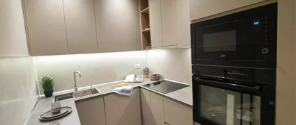 eyJhbCI6IkRldGFqIGkga3V6aGlu63Mgc+sgcmVhbGl6dWFyIG7rIG5q6yBoYXDrc2ly6yB06yBsaW1pdHVhciBkdWtlIHNoZnJ5dOt6dWFyIHhoZXBhdCBlIHBsYW5pbWV0cmlz6y4iLCJlbiI6Ik1vZGVybiBraXRjaGVuIHBhcnRpdGlvbmVkIHdpdGggc2xpZGluZyBnbGFzcyBkb29ycyB0byBtYWludGFpbiBuYXR1cmFsIGxpZ2h0IGZsb3cgYW5kIHByaXZhY3kuIn0=