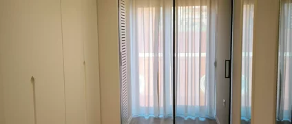 eyJhbCI6IkJhbGxrb24gdGVrbmlrIGkgaW50ZWdydWFyIG7rIGRob23rbiBlIGdqdW1pdCBtZSB6b27rIGhla3Vyb3NqZWplIGRoZSB0aGFyamUgbmF0eXJhbGUgdOsgcnJvYmF2ZS4iLCJlbiI6IkludGVncmF0ZWQgdGVjaG5pY2FsIGJhbGNvbnkgaW4gdGhlIG1hc3RlciBiZWRyb29tIHdpdGggbGF1bmRyeSBhbmQgbmF0dXJhbCBkcnlpbmcgem9uZS4ifQ==