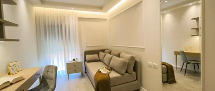 eyJhbCI6IkvrbmQgcHVuZSBob21lIG9mZmljZSBpIGludGVncnVhciBtZXMga29sb25hdmUgcOtyIHTrIG1ha3NpbWl6dWFyIGhhcOtzaXLrbiBlIGRob23rcyBz6yBtaXF2ZS4iLCJlbiI6Ik11bHRpZnVuY3Rpb25hbCByb29tIHdpdGggbGFyZ2UgbWlycm9ycyBhbmQgaGlkZGVuIExFRCBsaWdodGluZyB0byBjb3JyZWN0IHdhbGwgaXJyZWd1bGFyaXRpZXMuIn0=