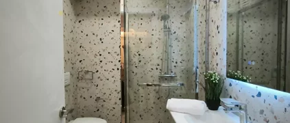 eyJhbCI6IlR1YWxldCBtb2Rlcm4gbWUgcGxsYWthIFRlcnJhenpvIGRoZSBtb2JpbGplIHTrIHByb2pla3R1YXIgcOtyIGZzaGVoamVuIGUgbGF2YXRyaWNlcyBkaGUgdGhhcutzZXMuIiwiZW4iOiJNb2Rlcm4gYmF0aHJvb20gd2l0aCBUZXJyYXp6byB0aWxlcyBhbmQgY3VzdG9tIGNhYmluZXRyeSBoaWRpbmcgdGhlIHdhc2hpbmcgbWFjaGluZSBhbmQgZHJ5ZXIuIn0=