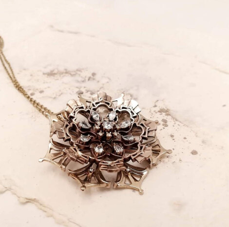*Ciondolo Collezione Rosoni in Fiore* in bronzo con cristalli in cubic zirconia colore bianco, abbinato a catenina . Urban Slivers Design