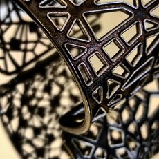 Gioiello d'artista Dettaglio *Bracciale Acluofobia* tipo cuff in bronzo con rodiatura bianca e nera . Urban Slivers Design