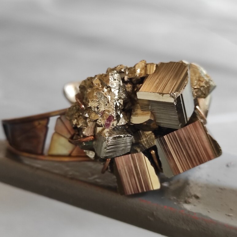 Gioiello d'artista *Bracciale Collezione Frammenti di Memorie Urbane* in bronzo ossidato a fuoco con pirite . Urban Slivers Design