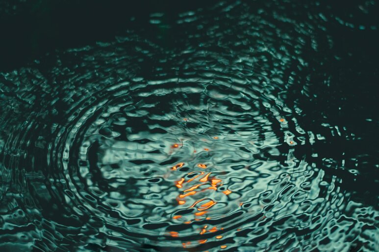 Foto sulle forme e i colori dell'acqua.
