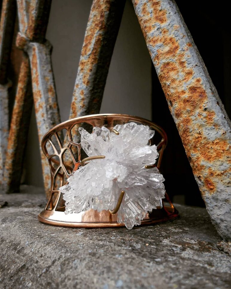 Gioiello d'artista *Bracciale Collezione Frammenti di Memorie Urbane* in bronzo ossidato a fuoco con minerale . Urban Slivers Design