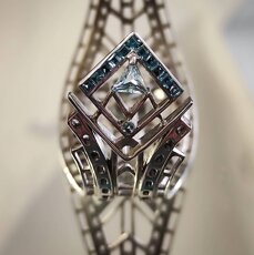 Gioiello d'artista Dettaglio *Bracciale Anima Urbana* in bronzo rodiato con topazi azzurri. Ispirato alle forme degli isolati urbani . Urban Slivers Design