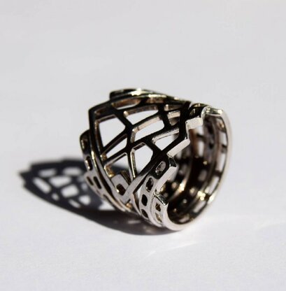 Gioiello d'artista *Anello Anima Urbana* in bronzo rodiato. Ispirato alle forme degli isolati urbani . Urban Slivers Design