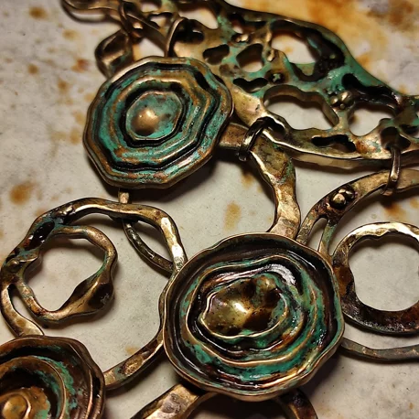 Gioiello d'artista - Dettaglio *Collana Acqua Urbana* in bronzo ossidato ispirato alle forme e ai movimenti dell'acqua . Urban Slivers Design