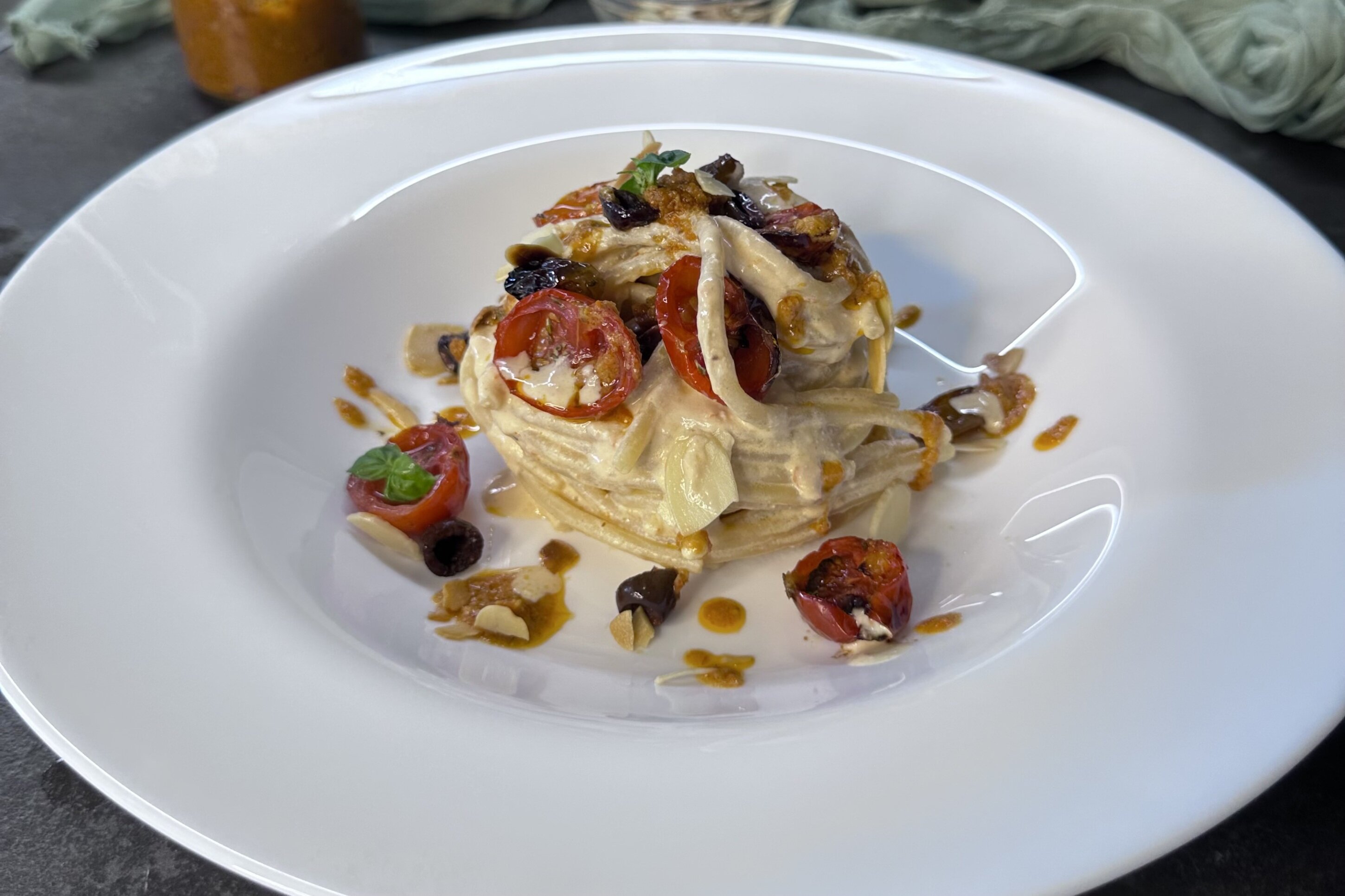 Spaghetti saporiti con crema di ricotta e pesto di pomodori secchi