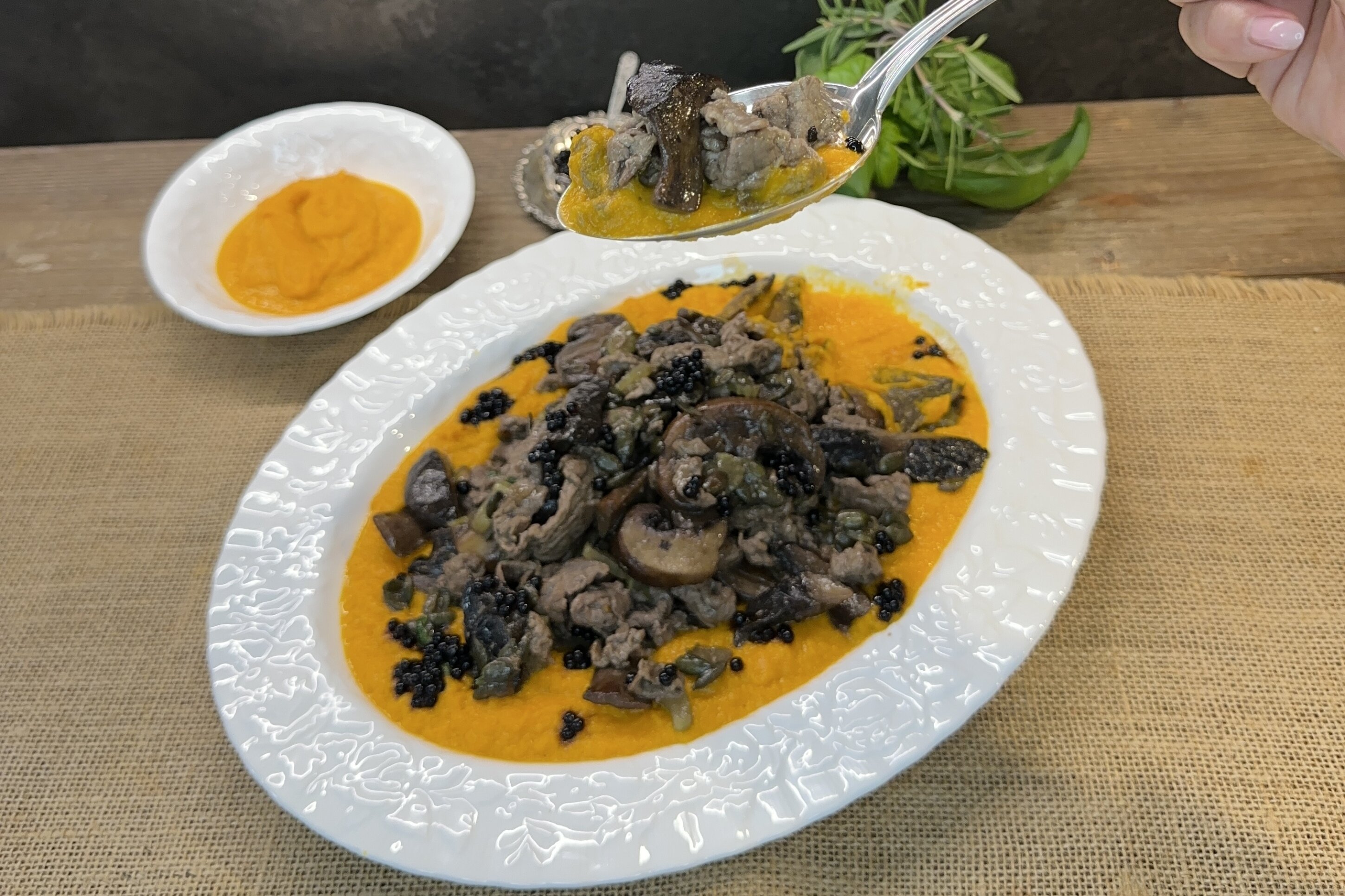 Straccetti di scottona con crema di carote:ricetta semplice ed elegante