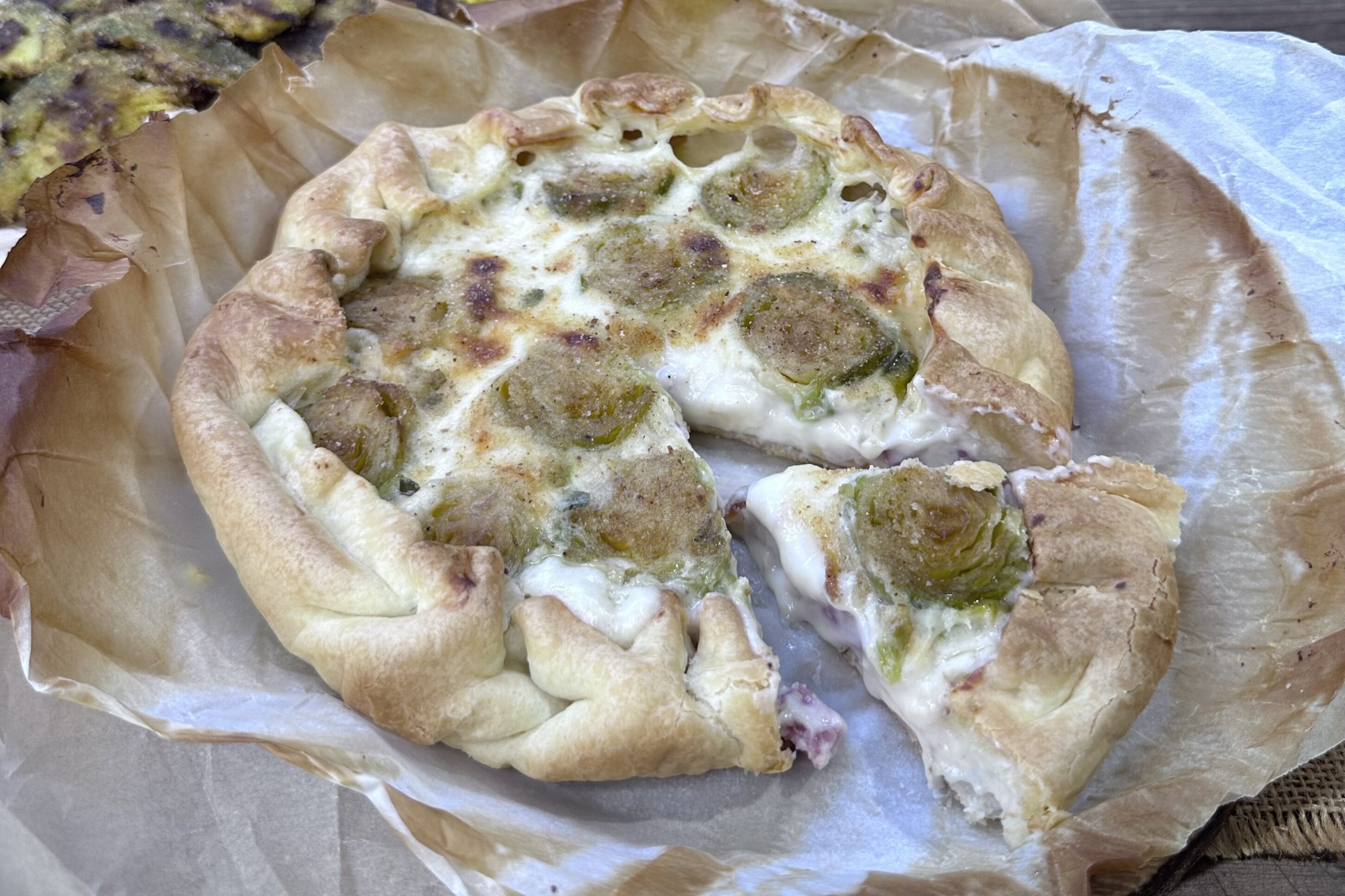 Torta salata con cavoletti di bruxelles e besciamella