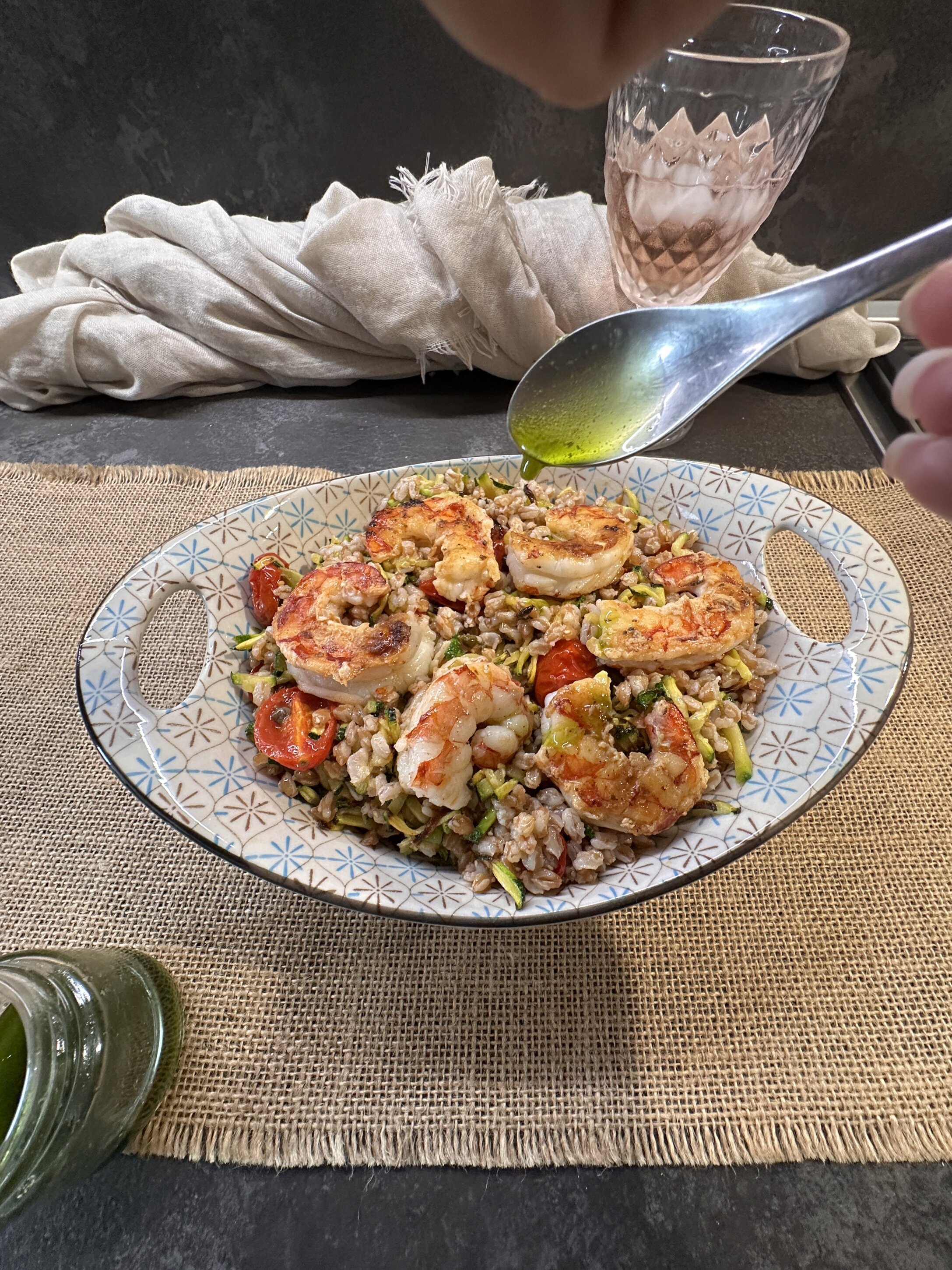 Insalata di farro integrale con i gamberi