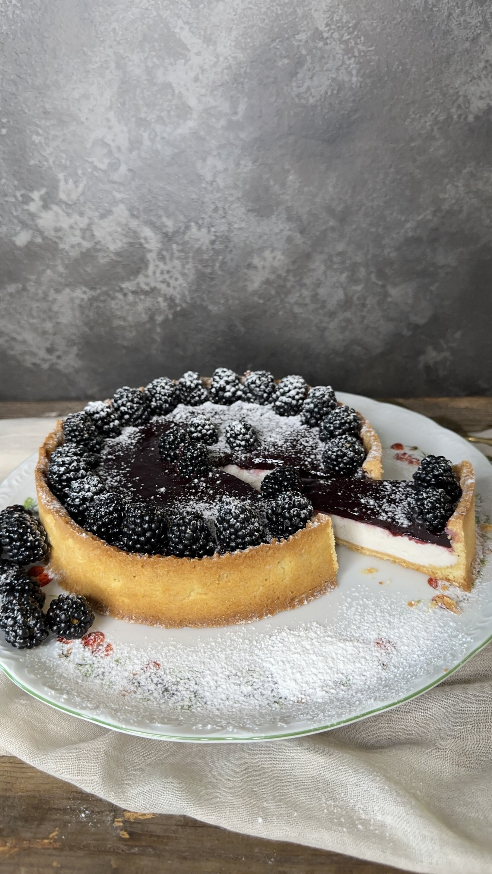 Crostata con crema di ricotta e confettura di more