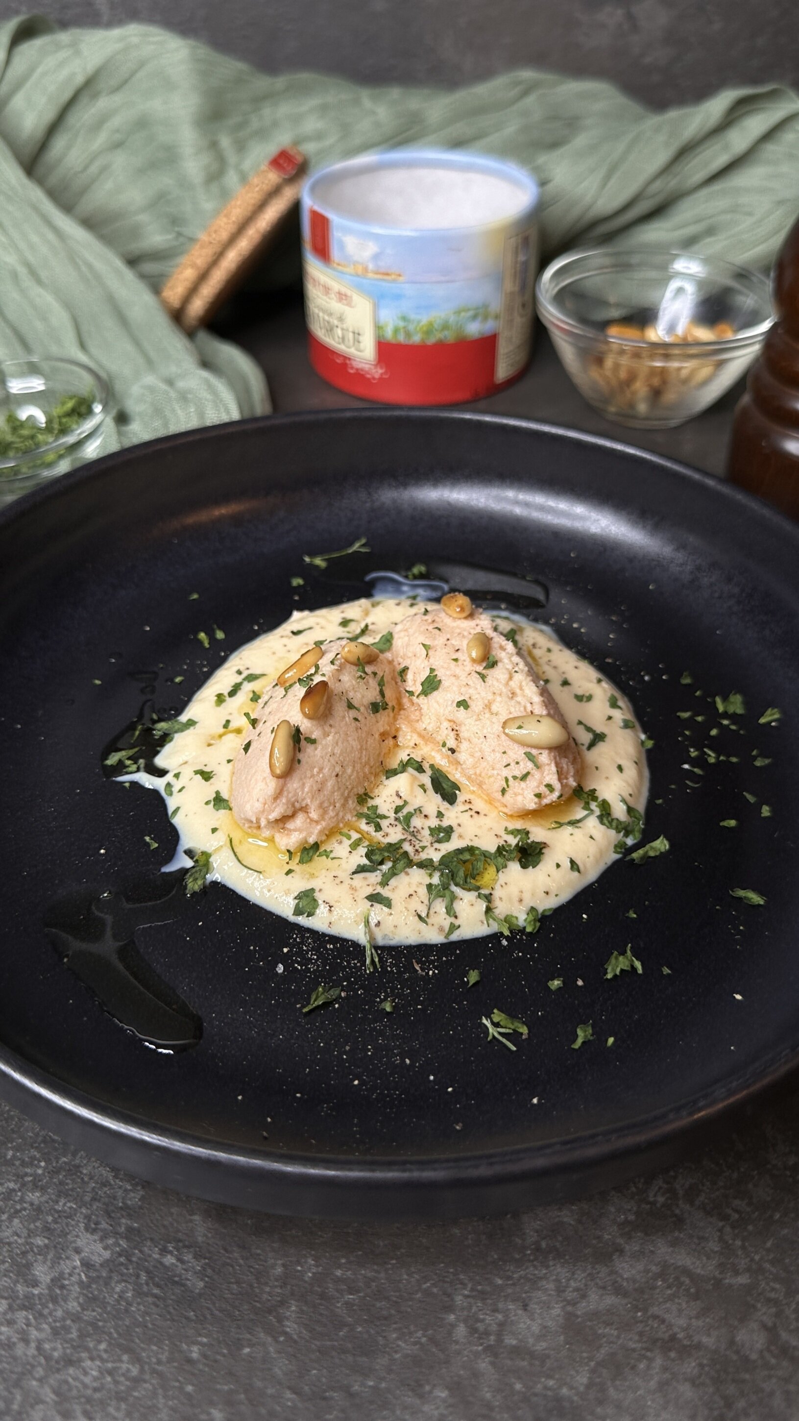 Quenelle di salmone con crema di latte allo zafferano