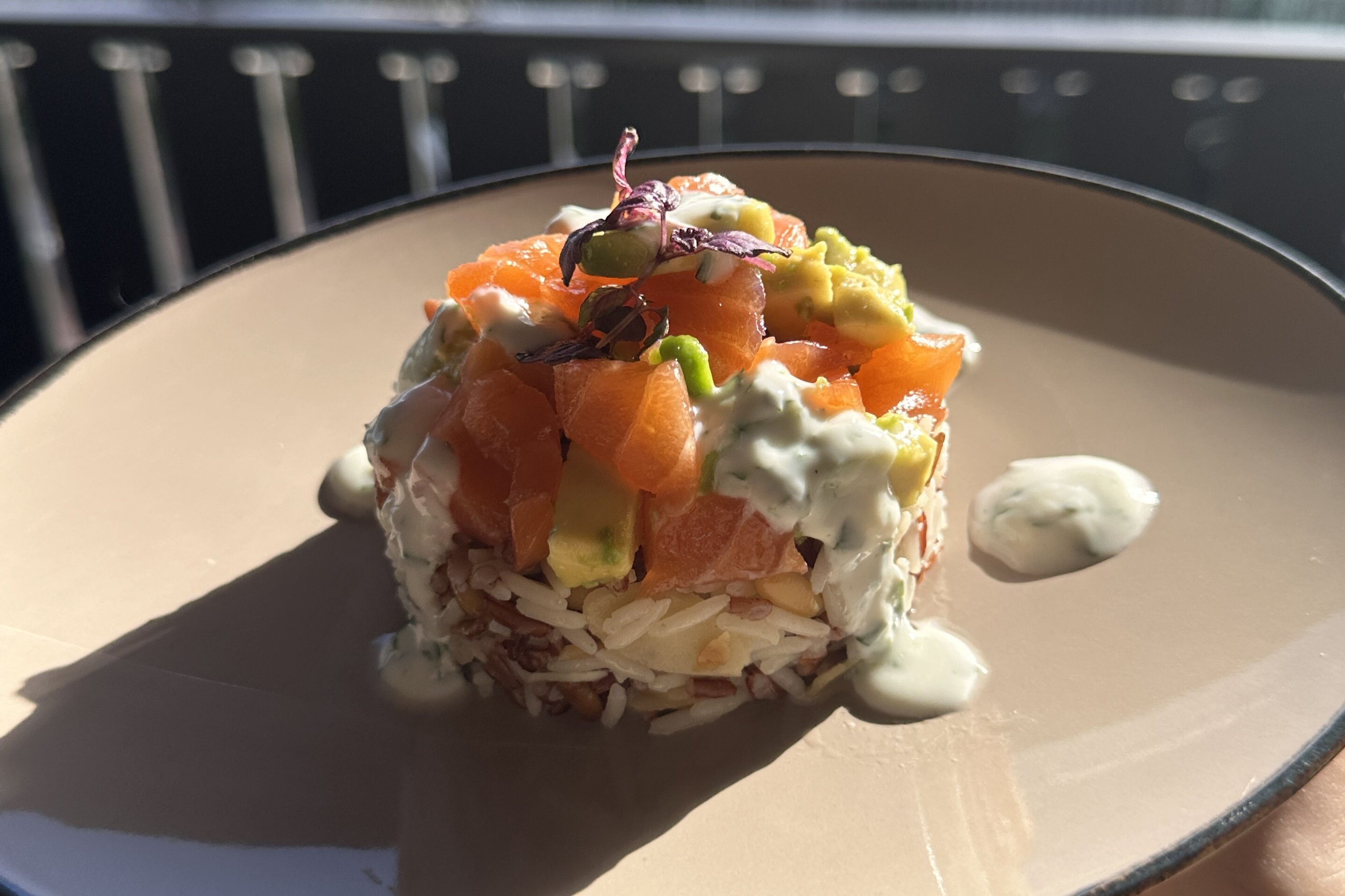 Insalata di riso basmati e riso rosso con salmone