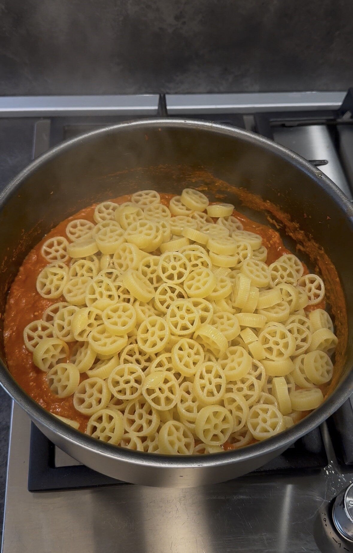 pasta-sugo-pescatrice.jpeg