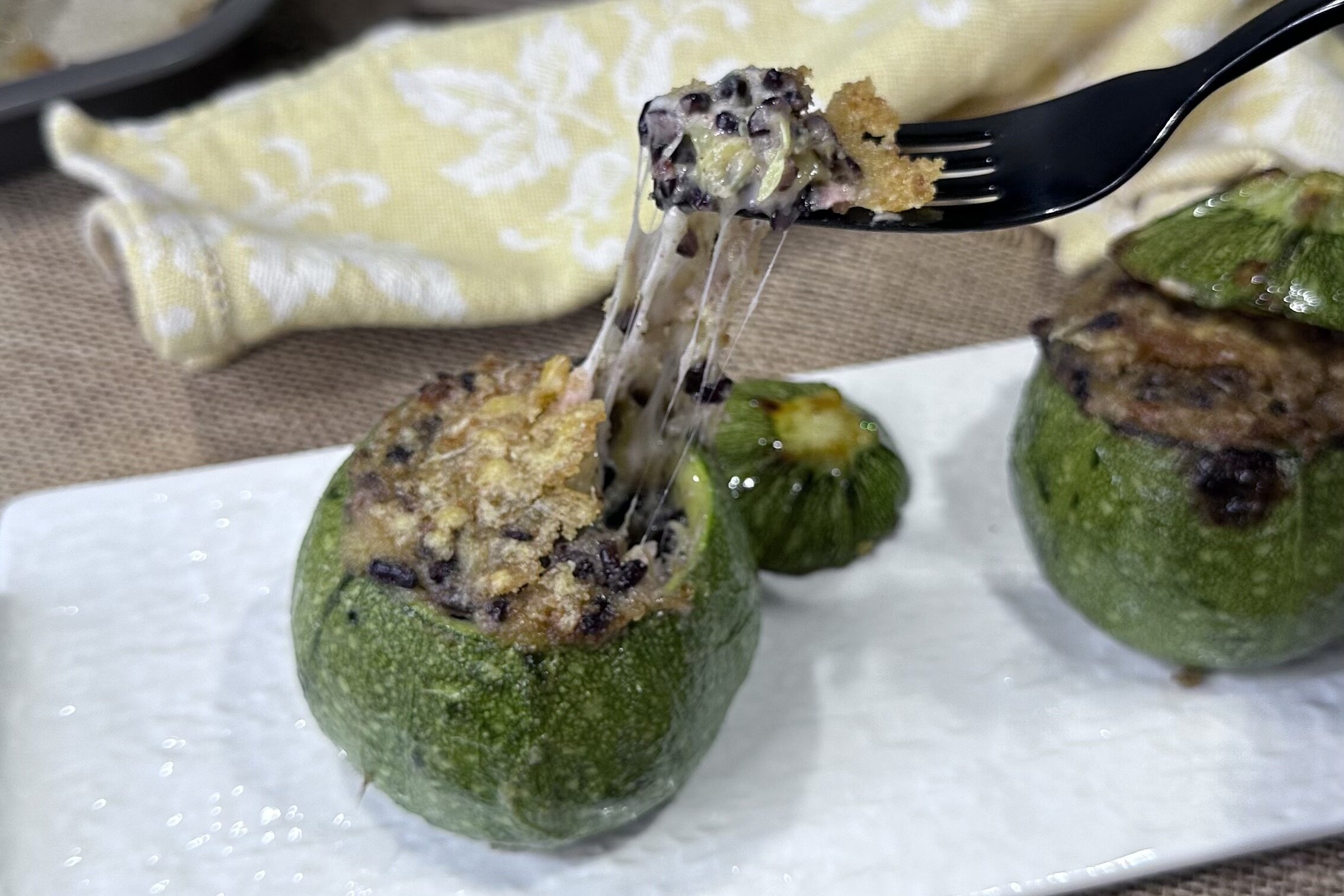 Zucchine tonde ripiene di riso tonno e mozzarella