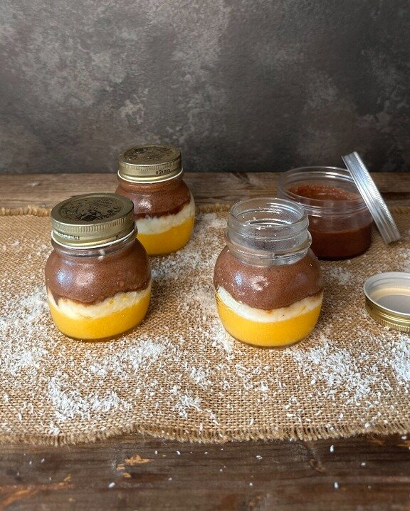 Monoporzione dolce con frutta crema al cocco e cioccolato