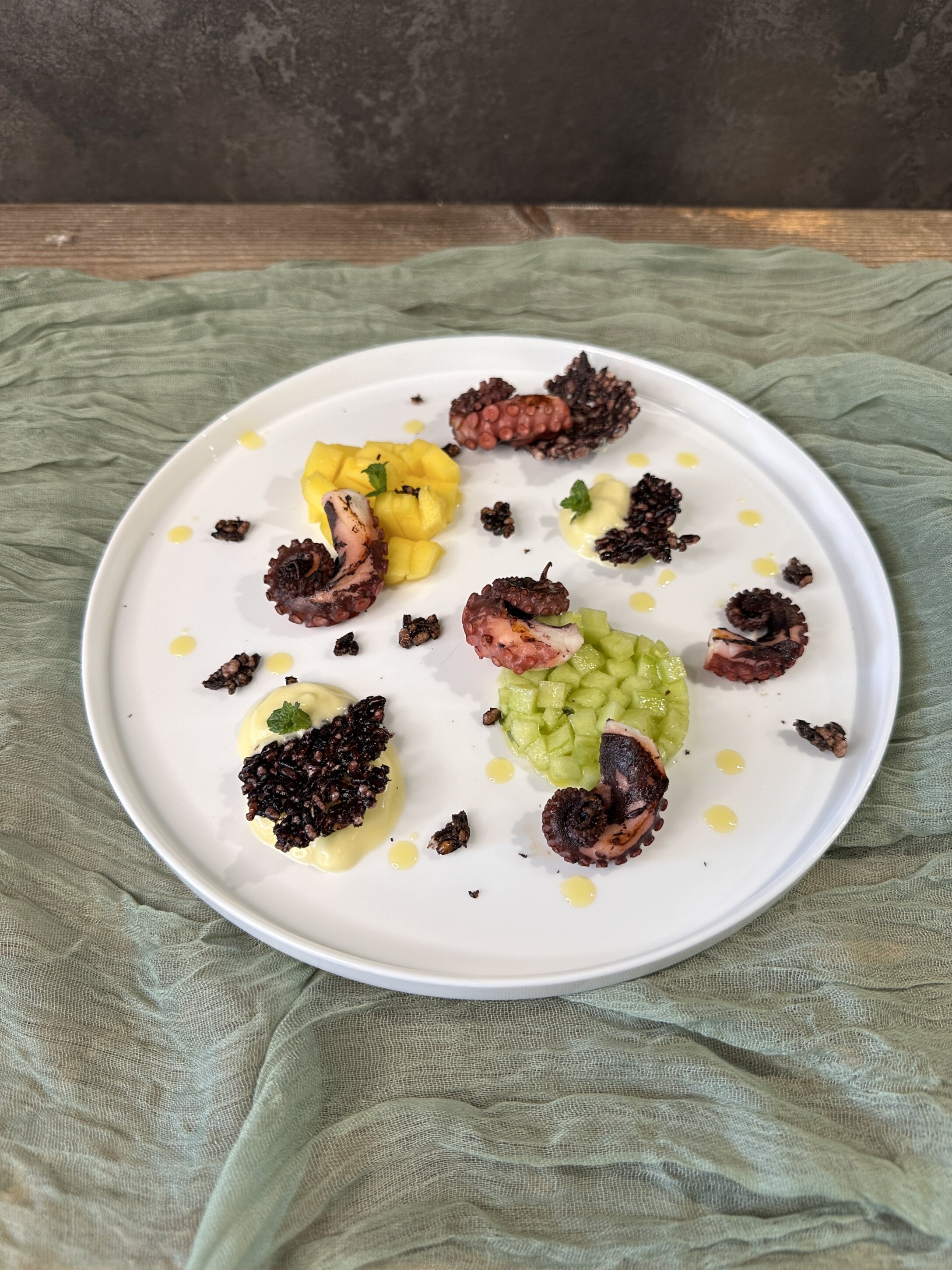 Polpo tenero con mango e maionese alle mandorle