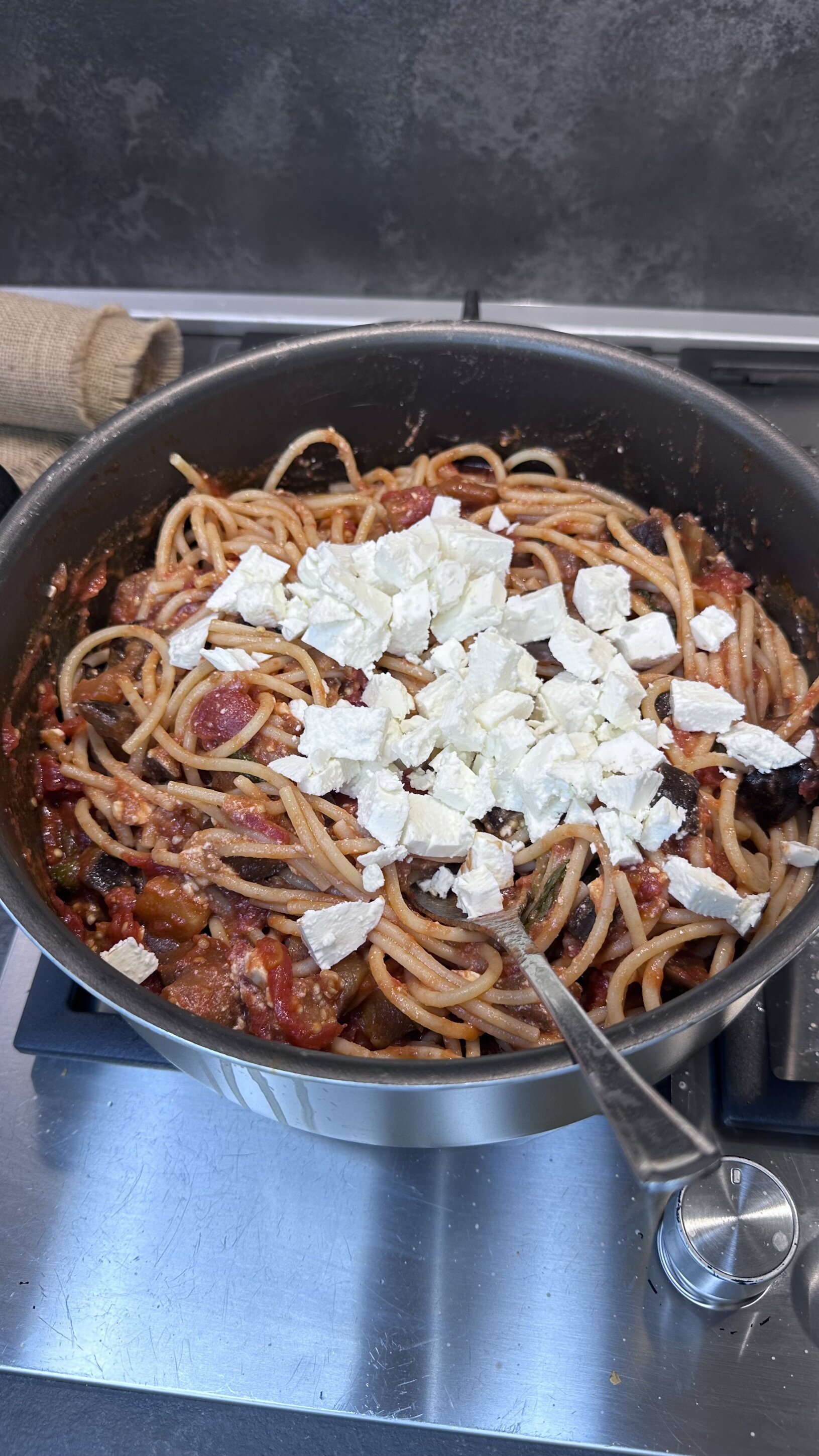 spaghetti-conditi-con-la-feta.jpeg spaghetti-conditi-con-la-feta.jpeg