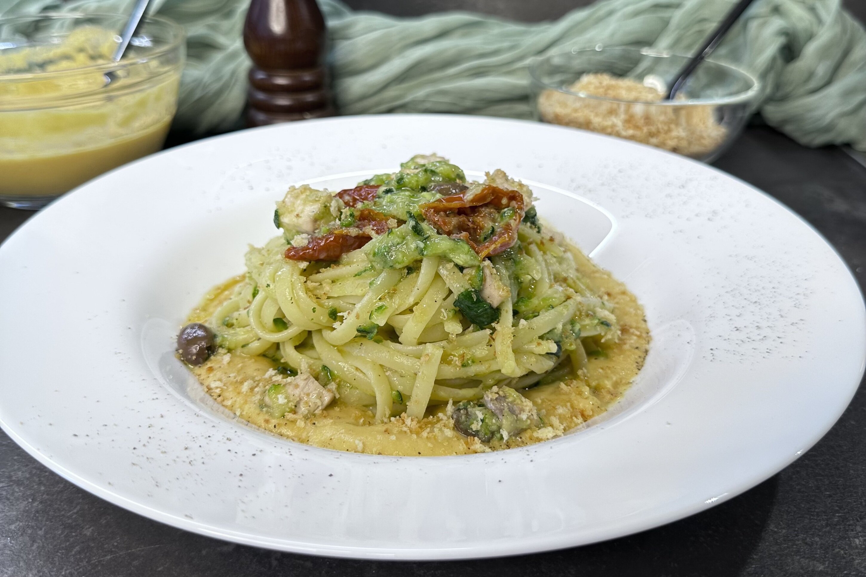 linguine-con-crema-di-ceci-zucchine-e-pesce-spada.jpeg