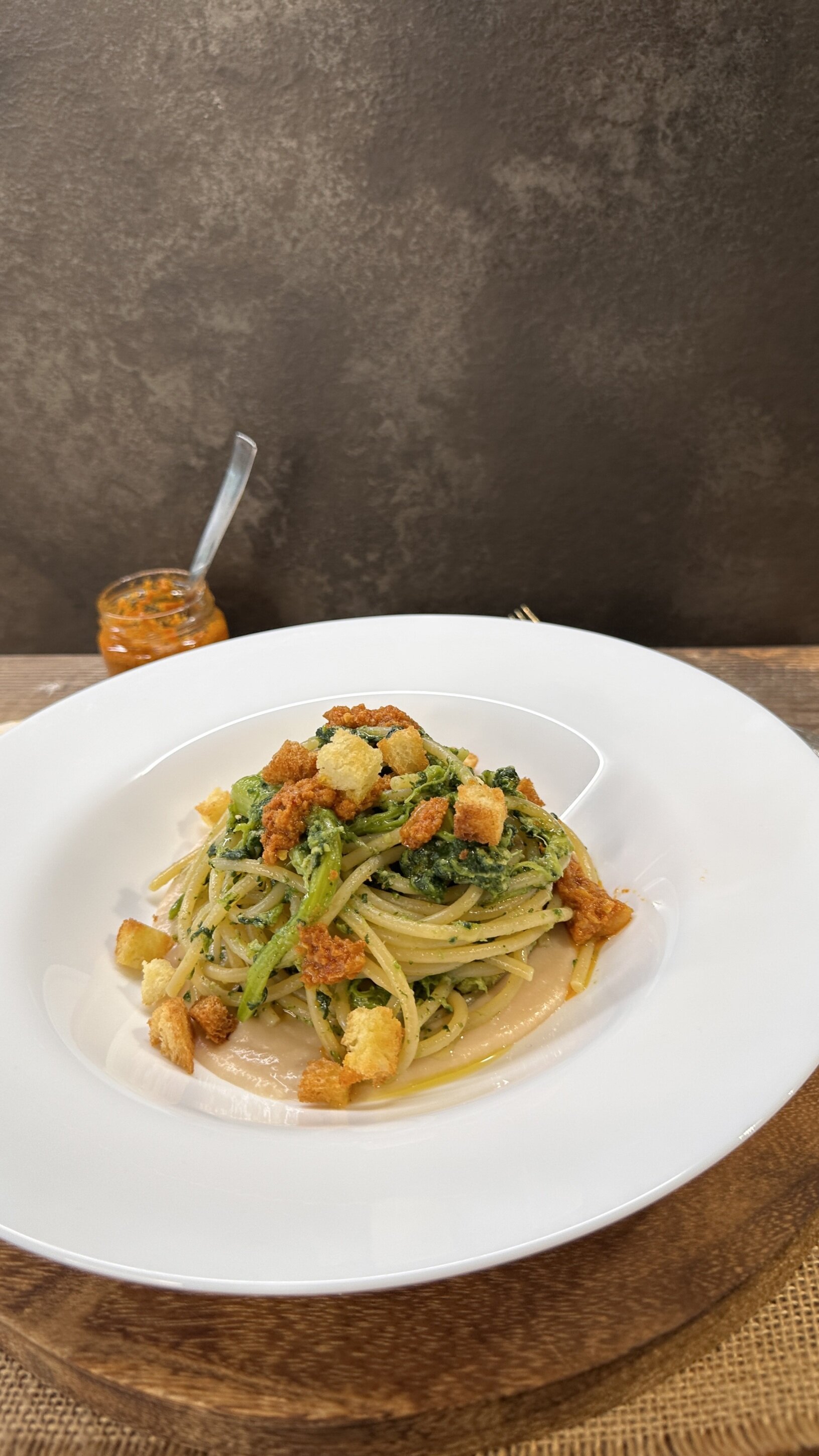 Spaghetti con rape e crema di fagioli