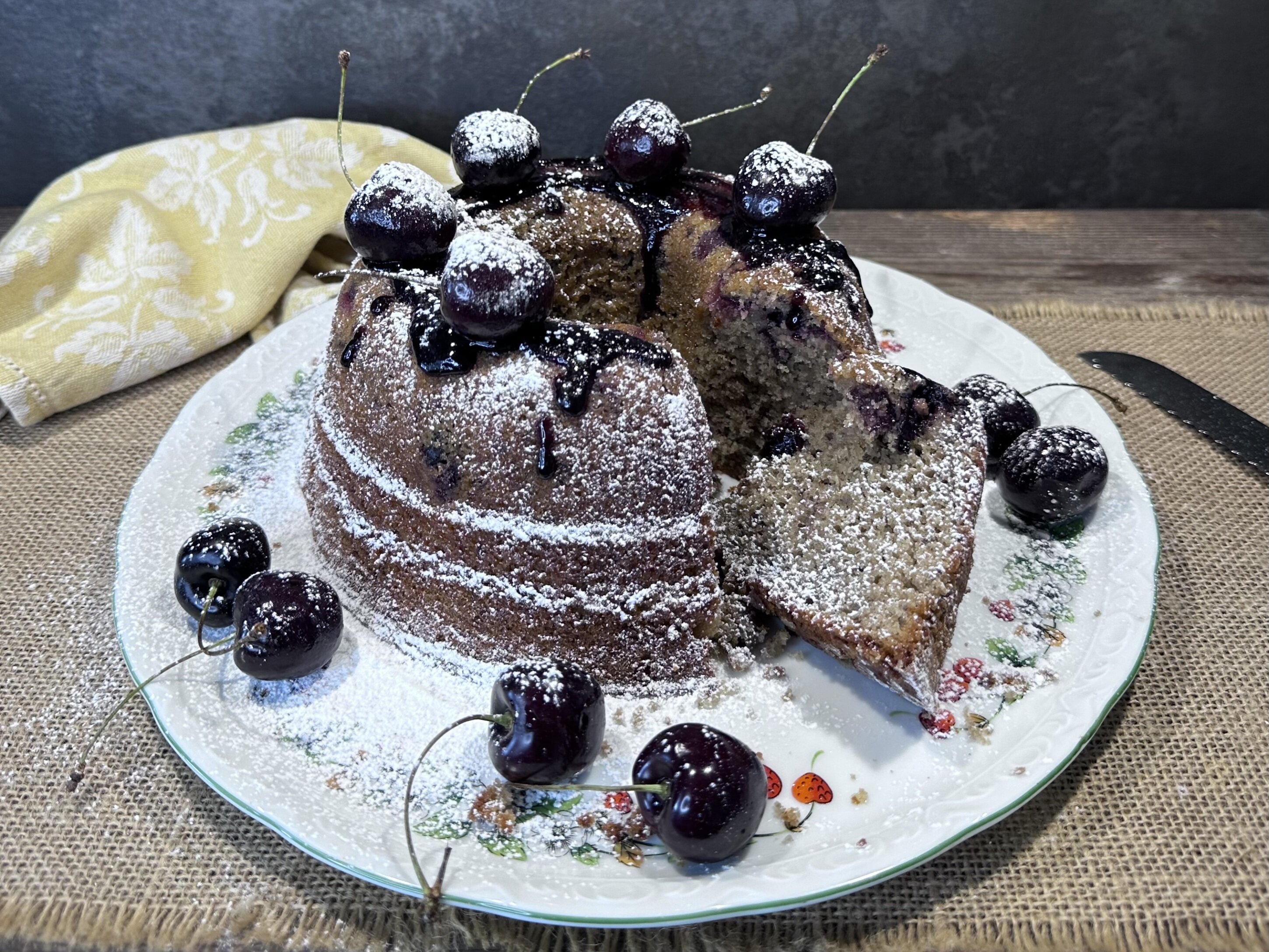 Ciambella con le ciliegie soffice