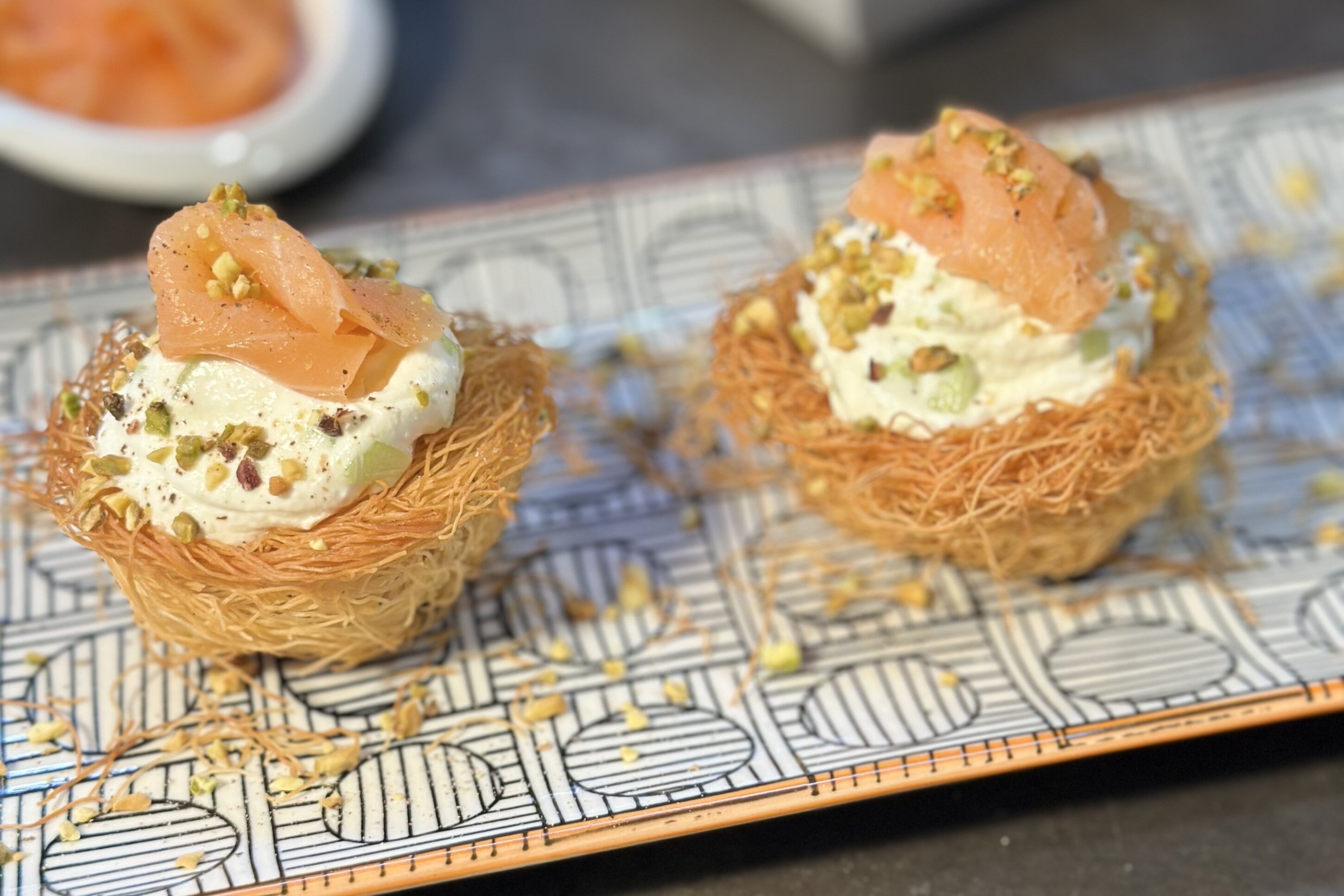 Cestini di pasta kataifi con robiola cetriolo e salmone Cestini di pasta kataifi con robiola cetriolo e salmone