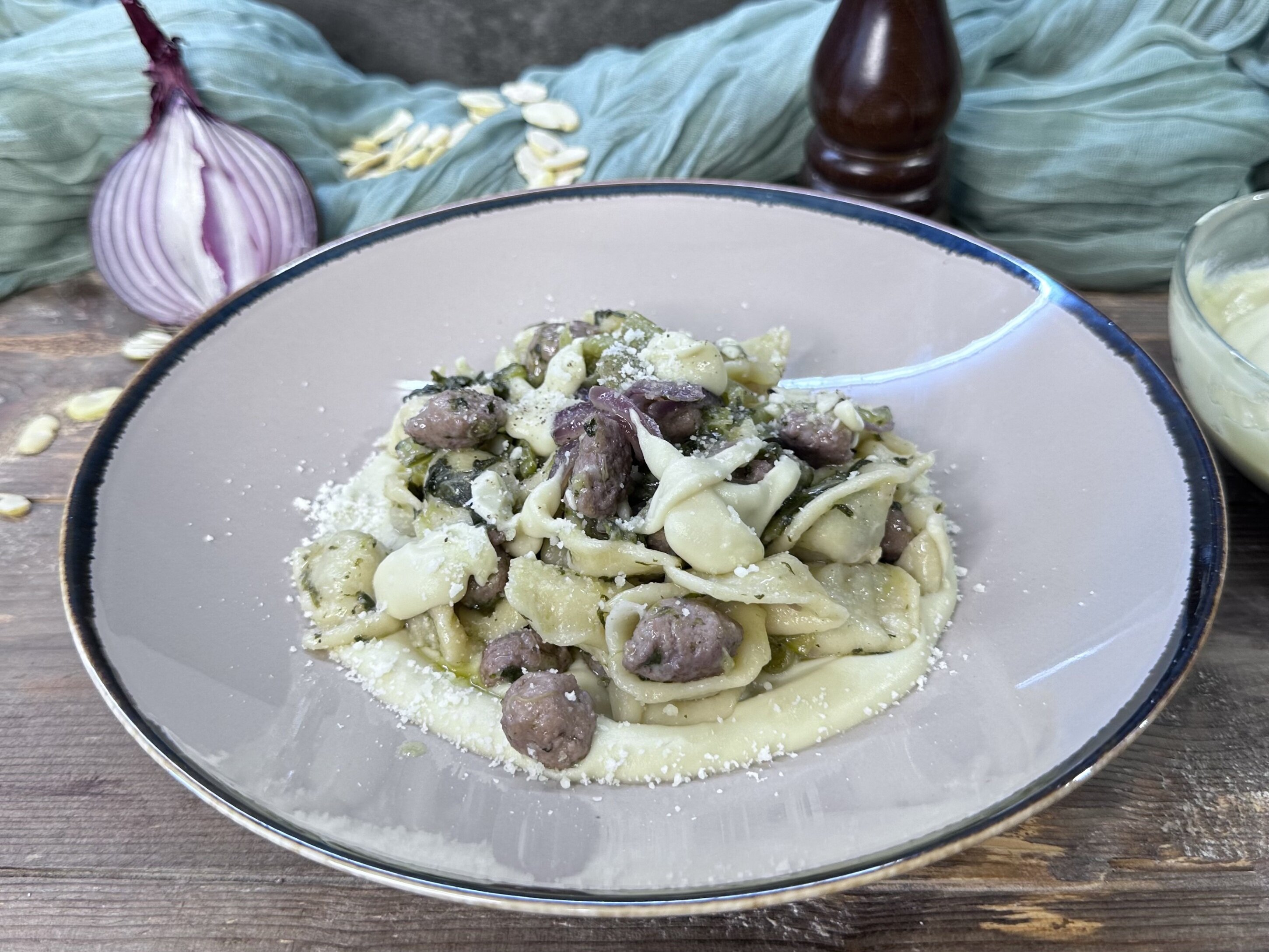 Orecchiette fave cicorie e salsiccia