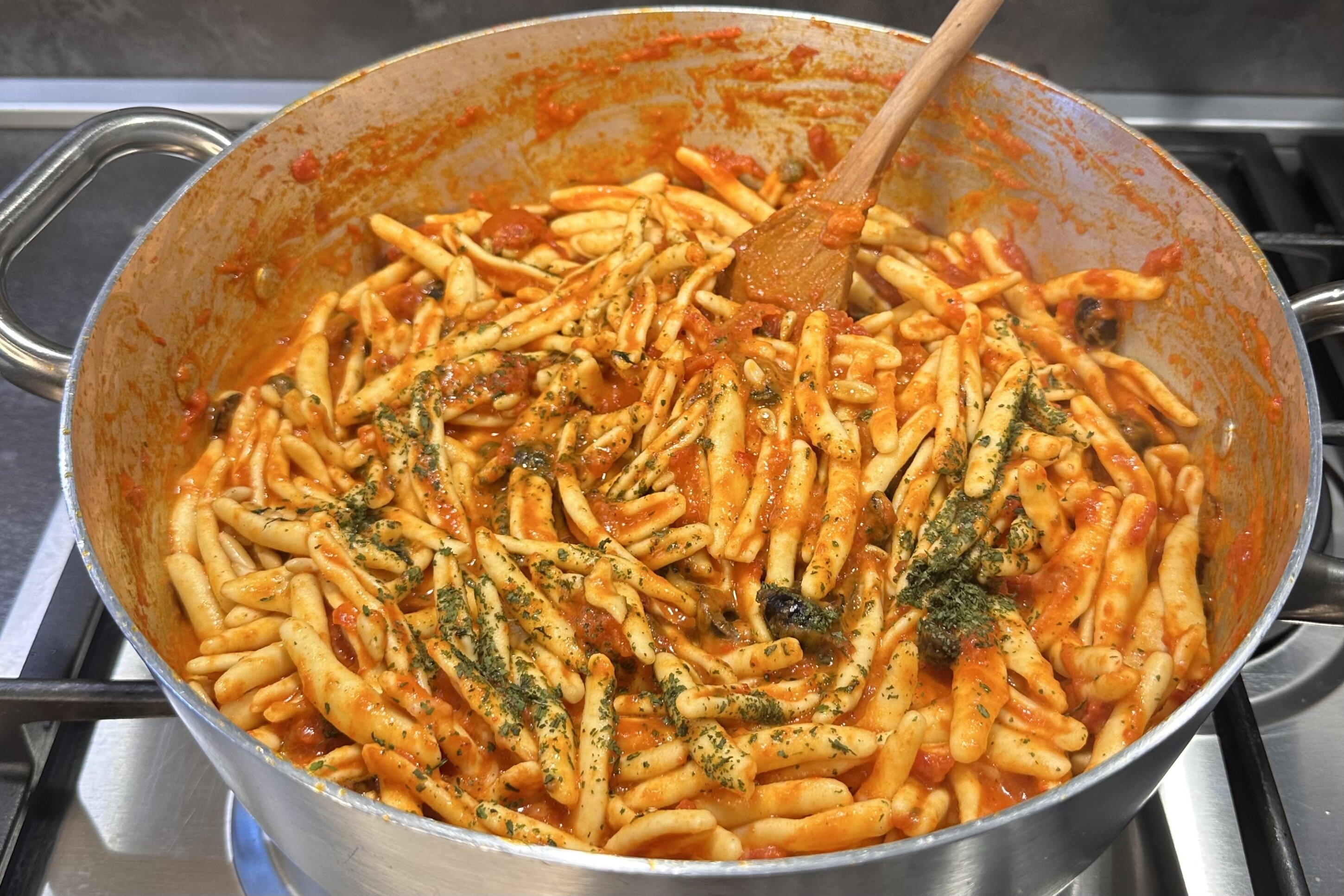 Pasta con crema di peperoni e mozzarella: ricetta rustica