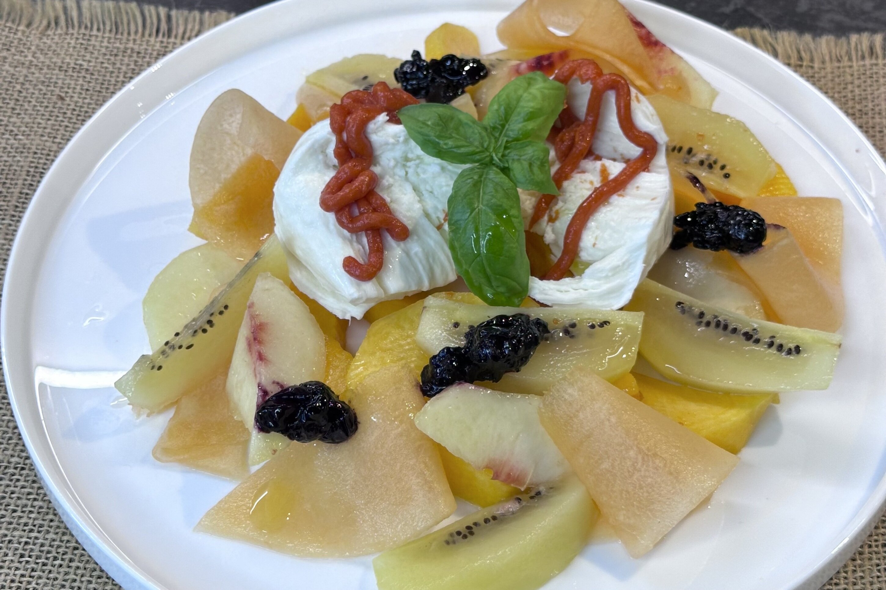 Insalata di frutta e mozzarella