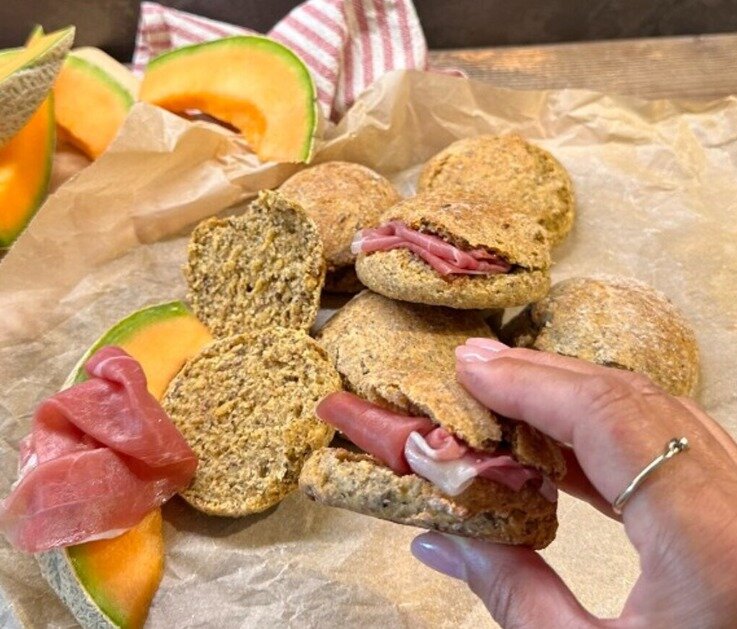 Panini rustici impasto con melone cantalupo