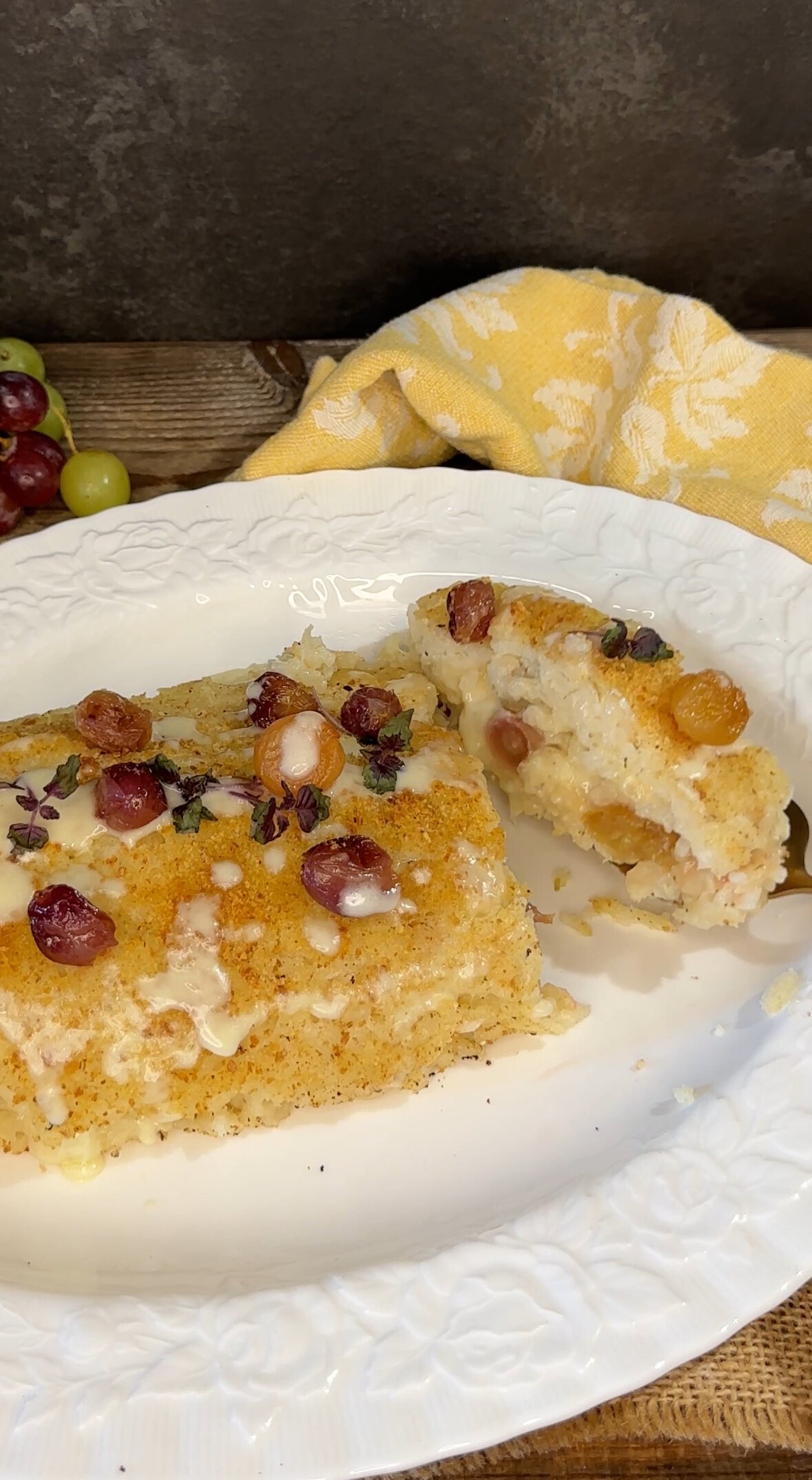 Rotolo di riso ripieno di taleggio e uva