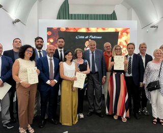 consegna%20attestati%20sindaco%20di%20palermo.jpeg consegna%20attestati%20sindaco%20di%20palermo.jpeg