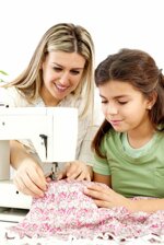 lezione-cucito-mamma-e-figlioa