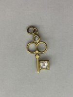 ciondolo-donna-con-chiave-in-oro-giallo-e-zirconi-bianchi-750-18-kt-ref589