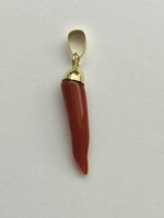 ciondolo-unisex-con-cornetto-di-corallo-e-oro-giallo-750-18-kt-ref620