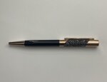 penna-a-sfera-swarovski-metallo-ramato-con-cristalli-neri-ref720