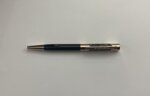 penna-a-sfera-swarovski-metallo-ramato-con-cristalli-neri-ref720