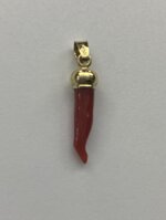 ciondolo-unisex-con-cornetto-di-corallo-e-oro-giallo-750-18-kt-ref515