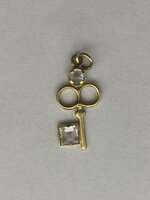 ciondolo-donna-con-chiave-in-oro-giallo-e-zirconi-bianchi-750-18-kt-ref589