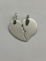 ciondolo-unisex-con-cuore-spezzato-in-oro-bianco-con-volti-18-kt-ref626